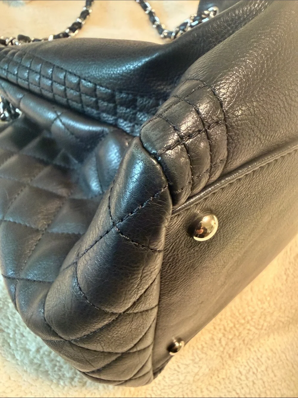 CHANEL Black Quilted Leather Shoulder Bag with Chain Strap
